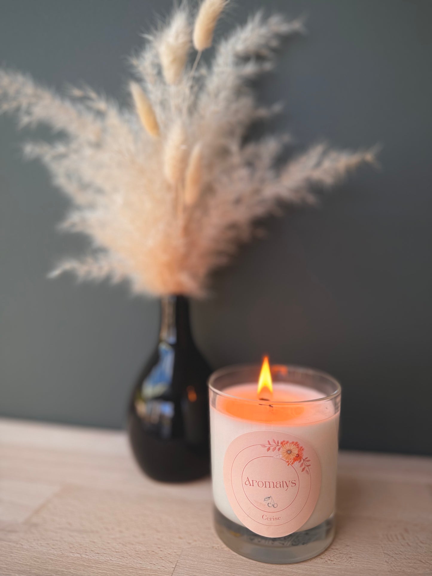 Bougie allumée avec décor