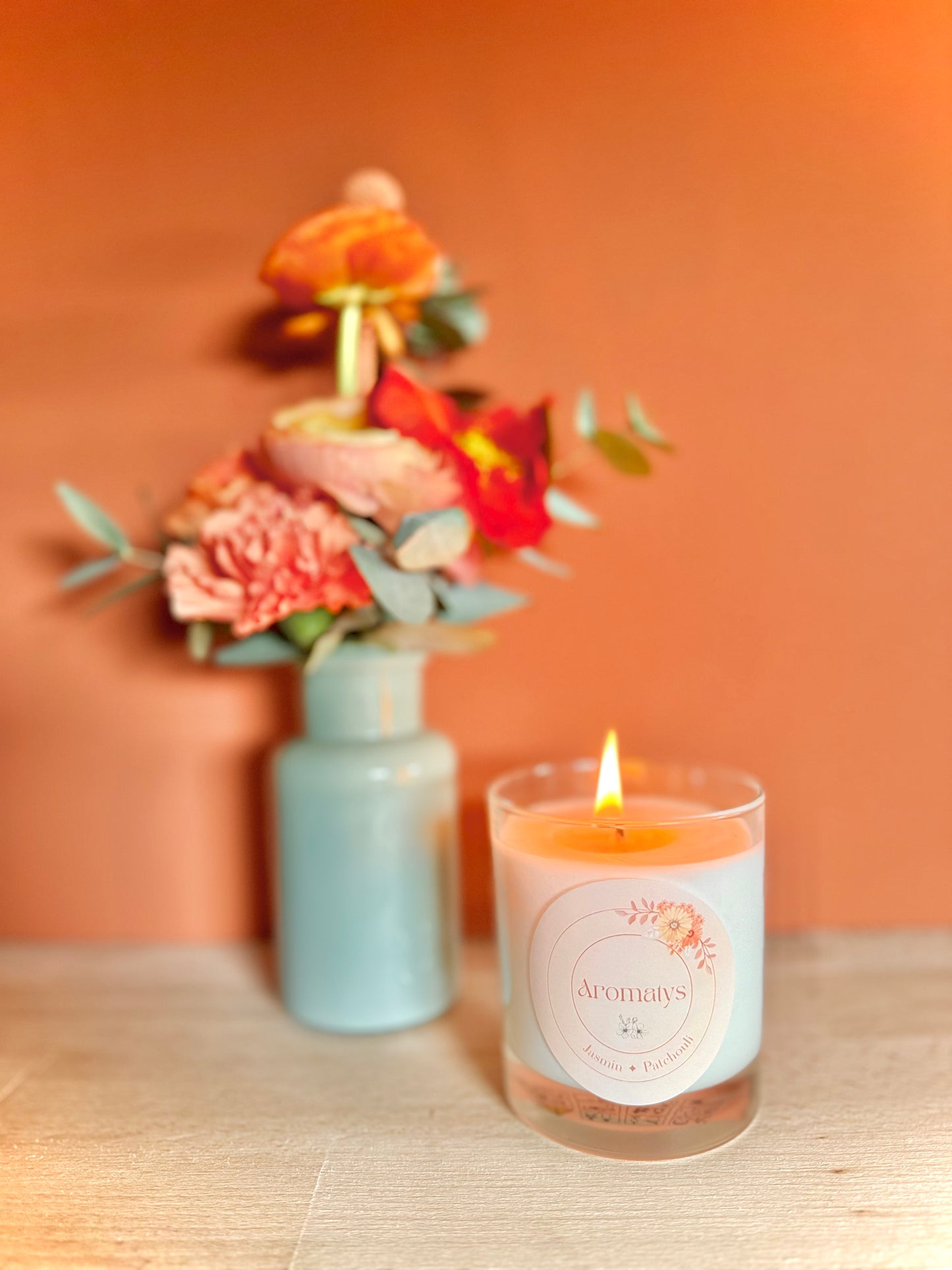 Bougie jasmin patchouli allumée avec décor