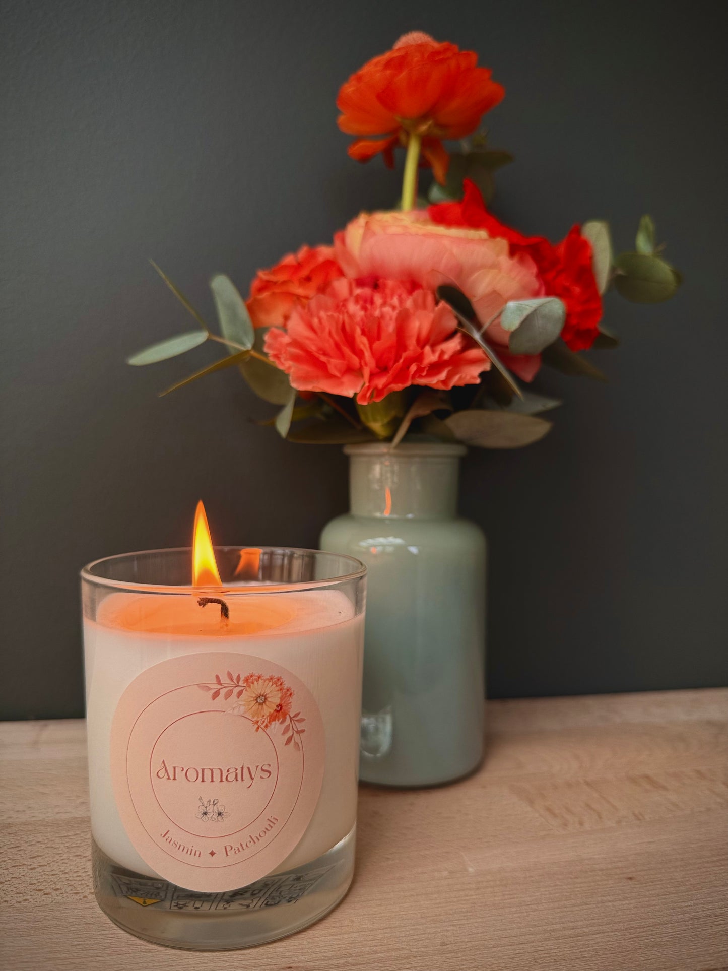 Bougie jasmin patchouli allumée
