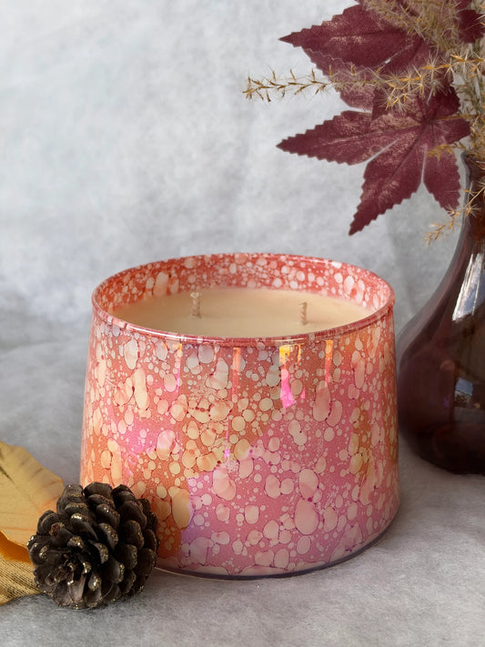 Bougie Prestige Aromatys dans son pot en verre rouge irisé.