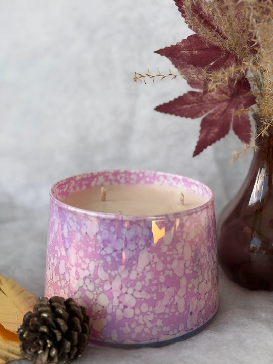 Bougie Prestige Aromatys dans son pot en verre violet irisé.